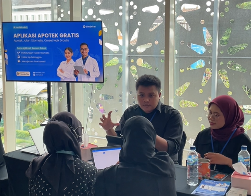 Antusiasme Apoteker di booth SimSehat saat Indonesian Community Pharmacy Expo 2025